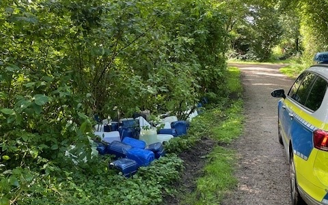 POL-SE: Tangstedt (Kreis Stormarn) - Unbekannte entsorgen diverse Kanister mit unbekannter Flüssigkeit in der Natur - Polizei auf der Suche nach Hinweisen - Foto: presseportal.de
