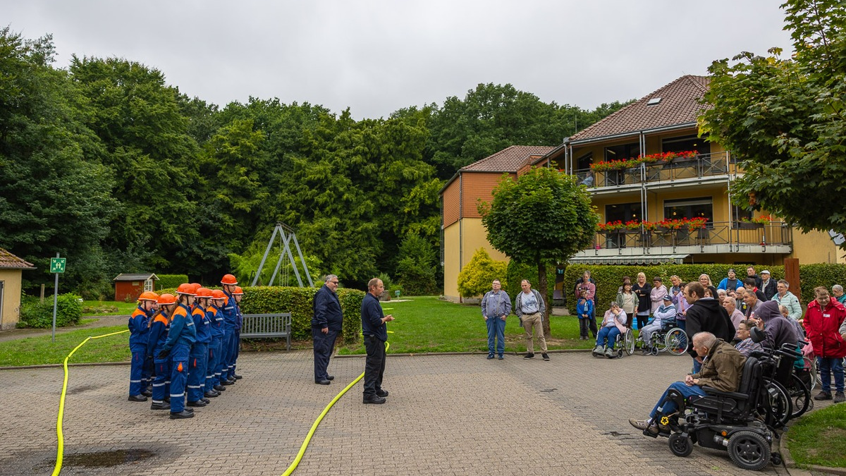 FW Kamen: Aktionstag JF Heeren-Werve/Rottum am Friedrich-Pröbsting-Haus - Foto: presseportal.de