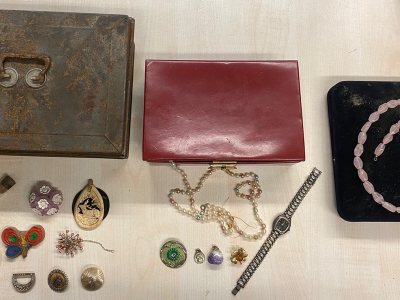 POL-FL: Schleswig: Fund von Schmuck - Polizei sucht Eigentümer - Foto: presseportal.de