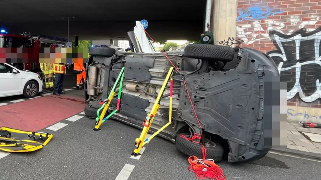 POL-DU: Duissern: Unfall auf Kreuzung - Auto liegt auf der Seite - Bild: presseportal.de