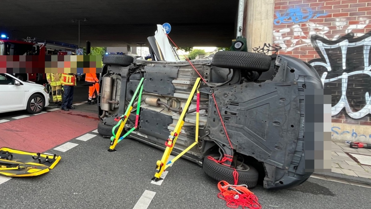 POL-DU: Duissern: Unfall auf Kreuzung - Auto liegt auf der Seite - Foto: presseportal.de
