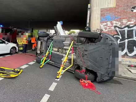 POL-DU: Duissern: Unfall auf Kreuzung - Auto liegt auf der Seite - Foto: presseportal.de