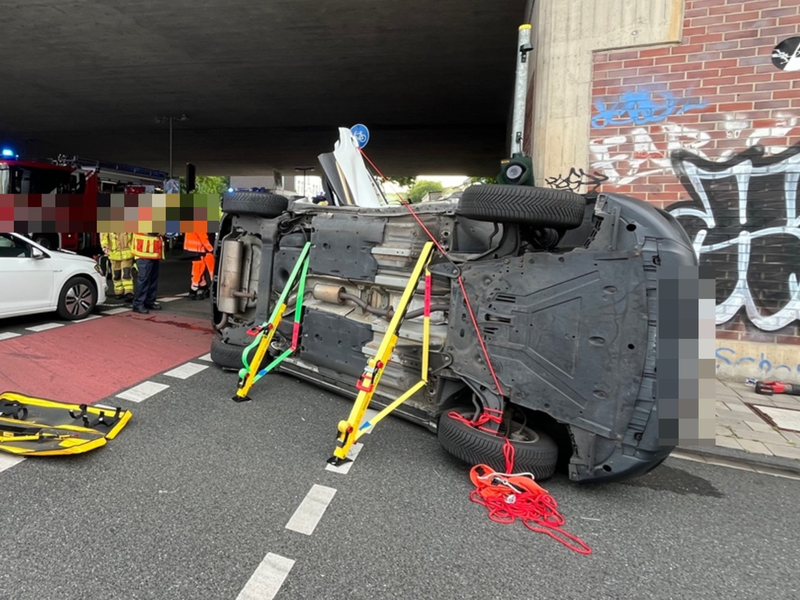 POL-DU: Duissern: Unfall auf Kreuzung - Auto liegt auf der Seite - Foto: presseportal.de