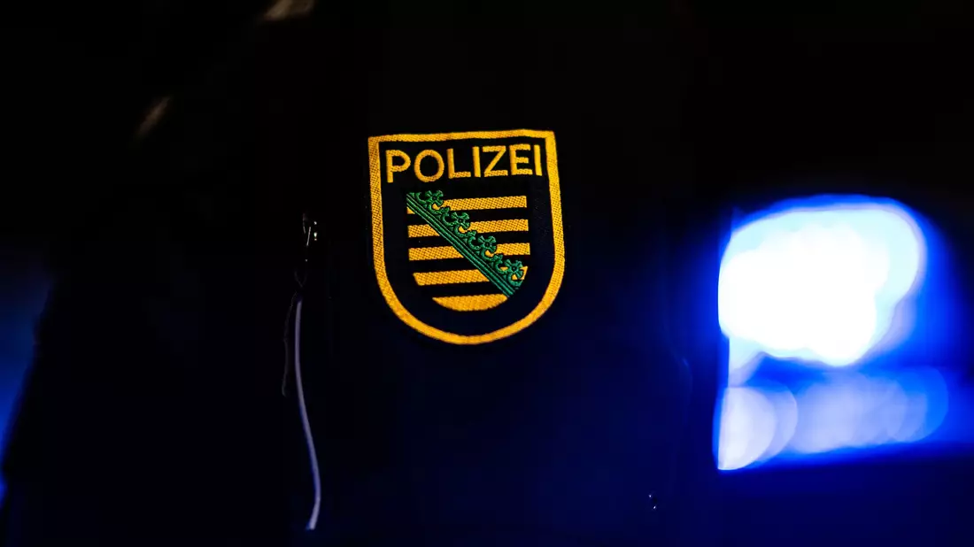 «Corona-Spaziergang»: Polizist aus Beamtendienst entfernt (Symbolbild). - Bild: Robert Michael/dpa
