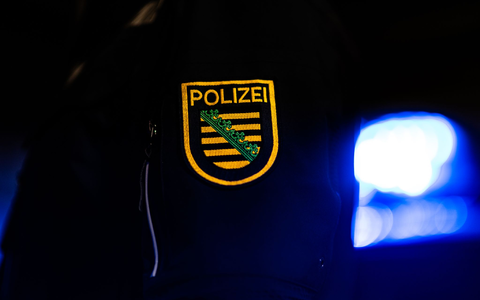 «Corona-Spaziergang»: Polizist aus Beamtendienst entfernt (Symbolbild). - Foto: Robert Michael/dpa