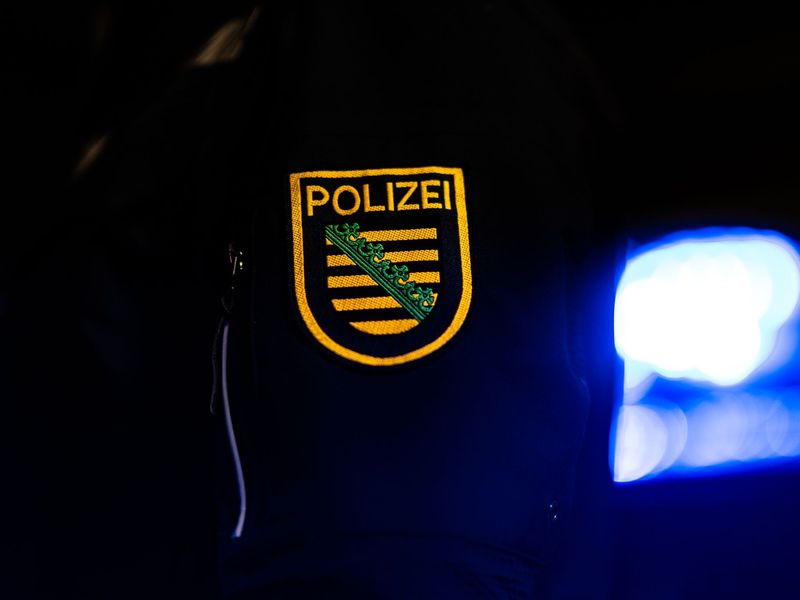 «Corona-Spaziergang»: Polizist aus Beamtendienst entfernt (Symbolbild). - Foto: Robert Michael/dpa