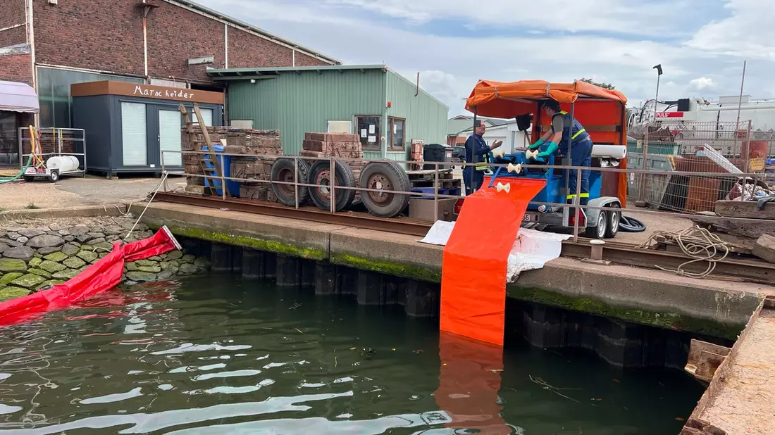 THW HH MV SH: Ölunfall im Büsumer Hafen: THW weiterhin im Einsatz zur Gefahrenabwehr - Bild: presseportal.de