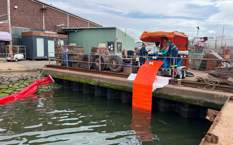 THW HH MV SH: Ölunfall im Büsumer Hafen: THW weiterhin im Einsatz zur Gefahrenabwehr - Foto: presseportal.de THW HH MV SH: Ölunfall im Büsumer Hafen: THW weiterhin im Einsatz zur Gefahrenabwehr - Foto: presseportal.de