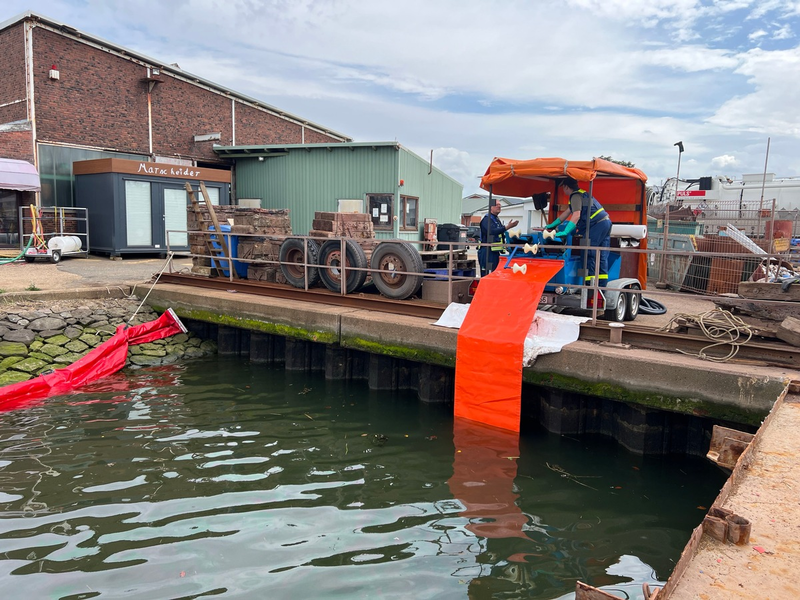 THW HH MV SH: Ölunfall im Büsumer Hafen: THW weiterhin im Einsatz zur Gefahrenabwehr - Foto: presseportal.de