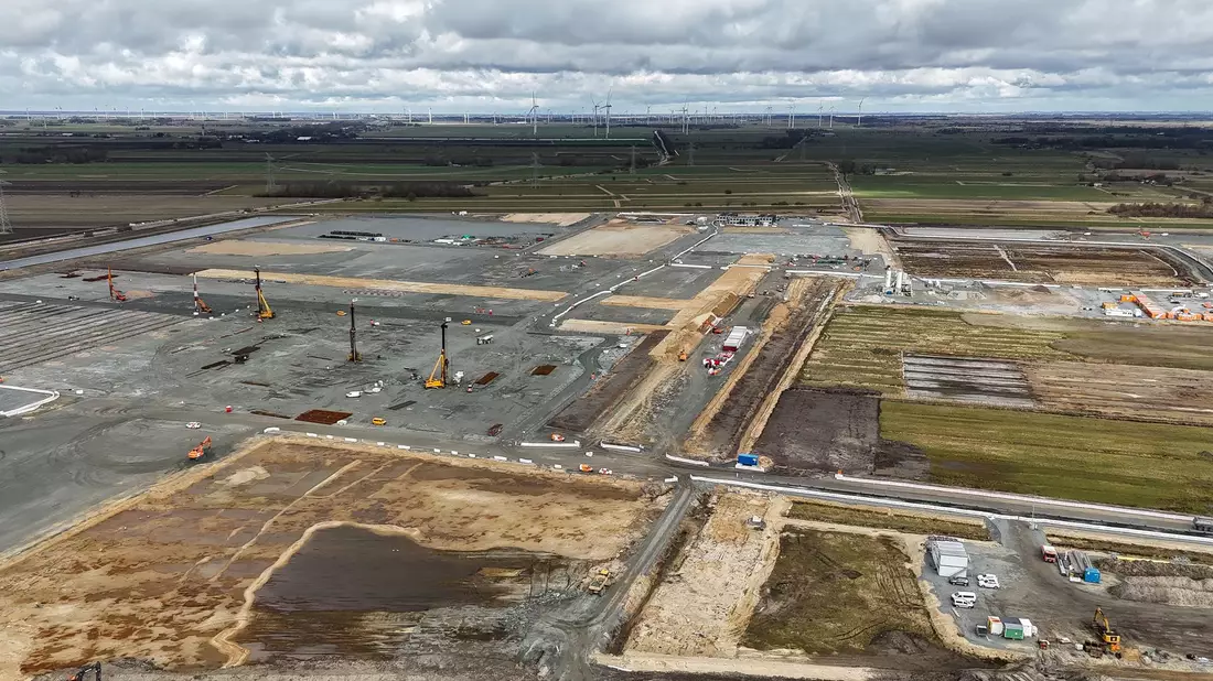 Blick auf die Baustelle bei Heide, wo die hiesige Northvolt-Fabrik entstehen soll. (Archivbild) - Bild: Christian Charisius/dpa