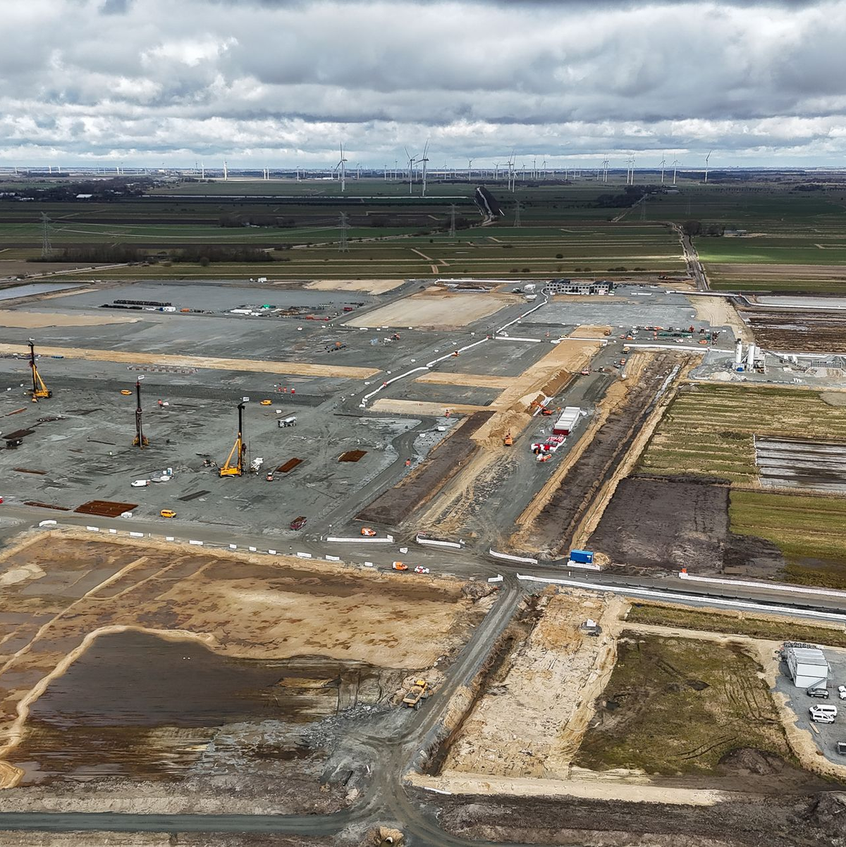 Blick auf die Baustelle bei Heide, wo die hiesige Northvolt-Fabrik entstehen soll. (Archivbild) - Foto: Christian Charisius/dpa