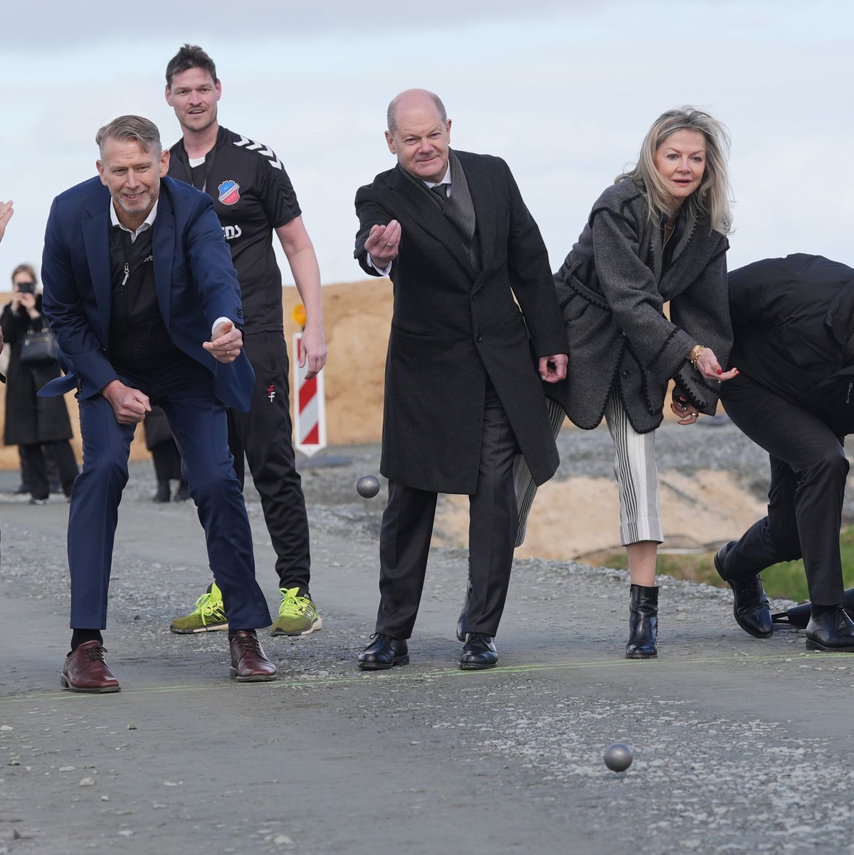 Zum Baustart Anfang 2024 wurde auf der Baustelle fleißig geboßelt. (Archivbild) - Foto: Marcus Brandt/dpa