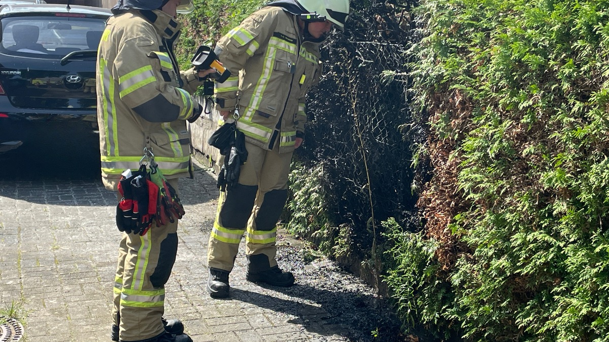 FW Lehrte: Gasbrenner setzt Hecke in Brand - Foto: presseportal.de