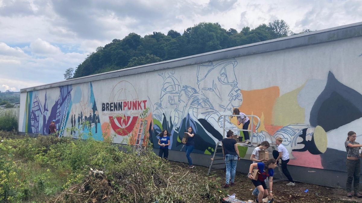 FW-AR: Farbenfrohe Hingucker am Arnsberger Bahnhof - Foto: presseportal.de