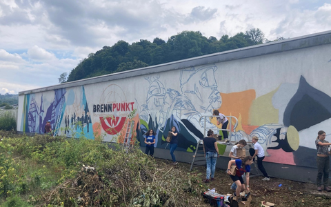 FW-AR: Farbenfrohe Hingucker am Arnsberger Bahnhof - Foto: presseportal.de