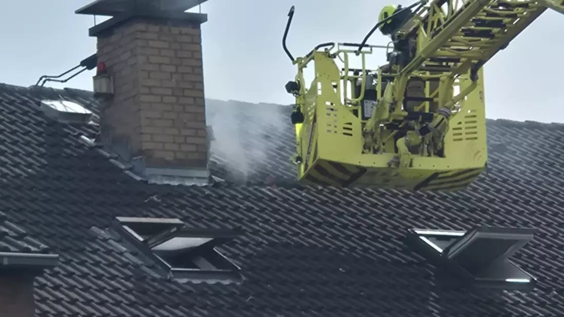 FW Ratingen: Ratinger Feuerwehr löscht Schwelbrand im Dachbereich - Überörtliche Unterstützung in Monheim - Bild: presseportal.de