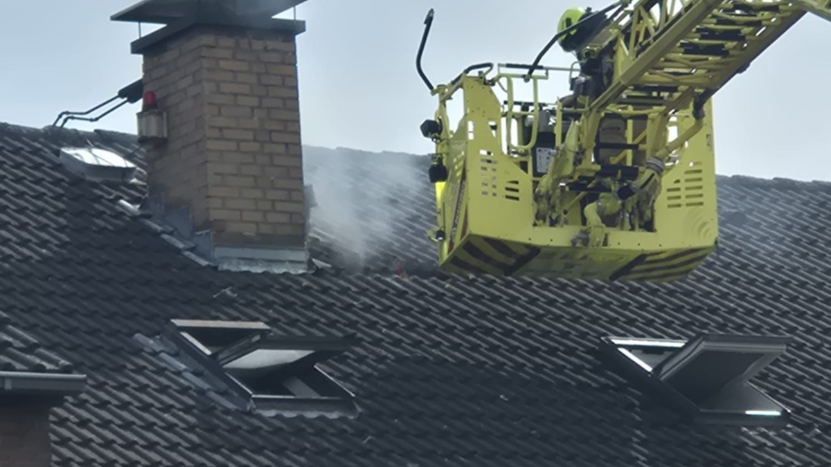 FW Ratingen: Ratinger Feuerwehr löscht Schwelbrand im Dachbereich - Überörtliche Unterstützung in Monheim - Foto: presseportal.de