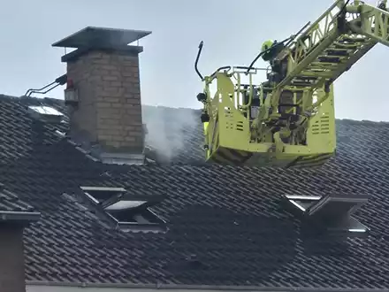 FW Ratingen: Ratinger Feuerwehr löscht Schwelbrand im Dachbereich - Überörtliche Unterstützung in Monheim - Foto: presseportal.de