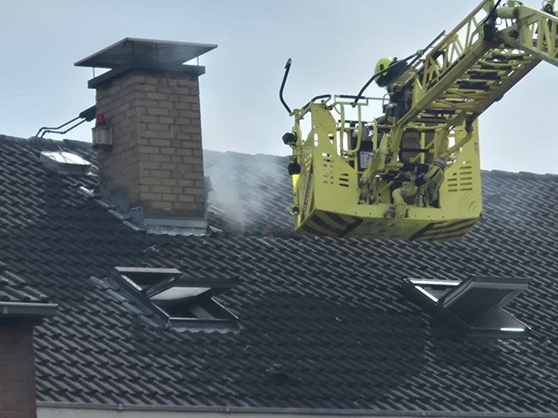 FW Ratingen: Ratinger Feuerwehr löscht Schwelbrand im Dachbereich - Überörtliche Unterstützung in Monheim - Foto: presseportal.de