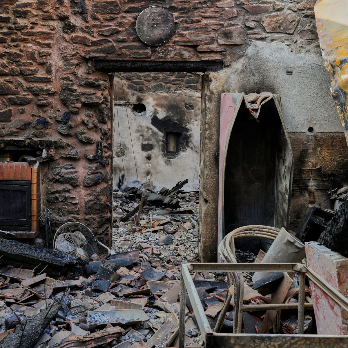 16.000 Hektar Fläche wurden von dem Waldbrand in Südfrankreich in Mitleidenschaft gezogen. - Foto: Manu Fernandez/AP/dpa