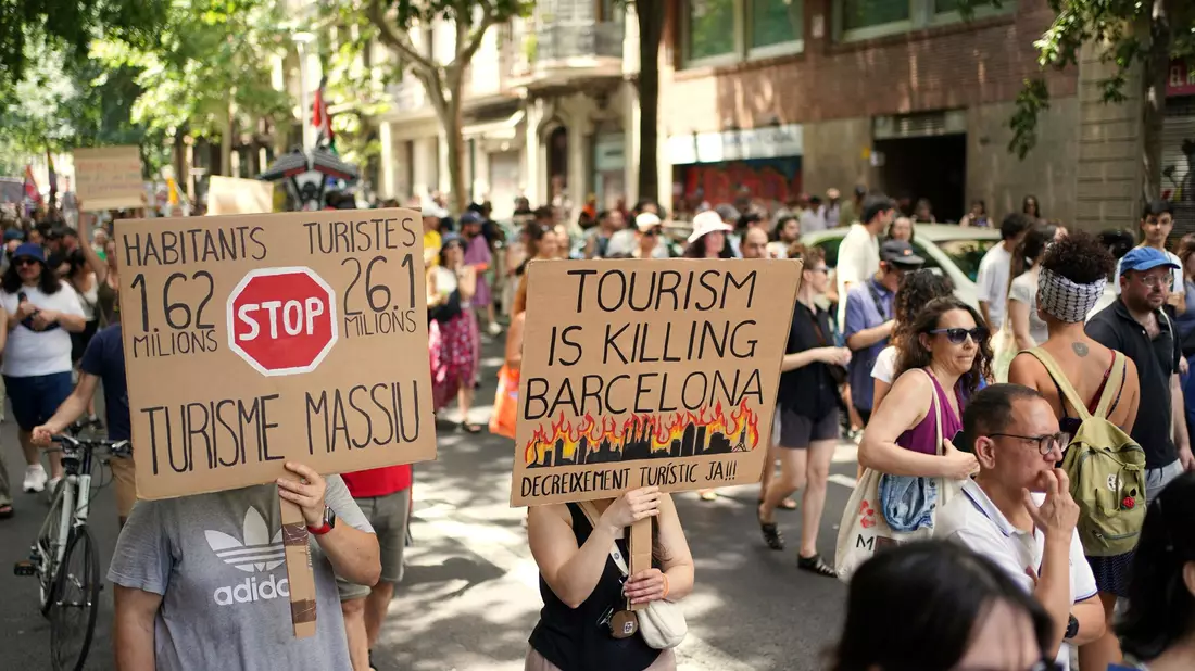 Barcelona will  zum Beispiel bis Ende 2028 die Vermietung von Ferienwohnungen komplett abschaffen. (Archivbild) - Bild: Pau Venteo/AP/dpa