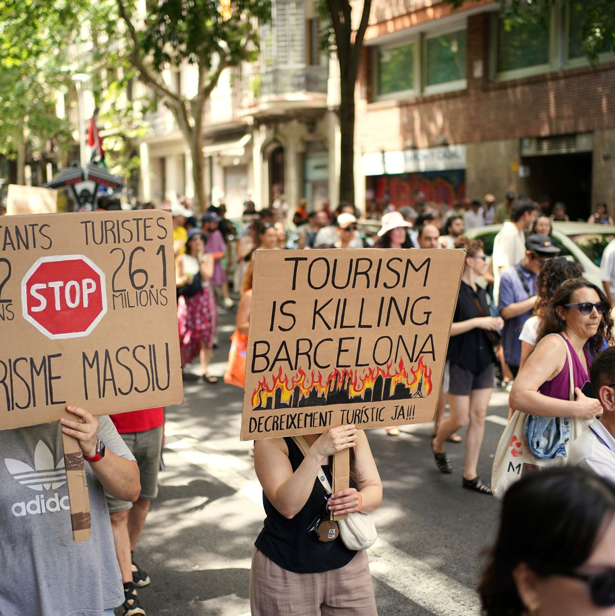 Barcelona will  zum Beispiel bis Ende 2028 die Vermietung von Ferienwohnungen komplett abschaffen. (Archivbild) - Foto: Pau Venteo/AP/dpa