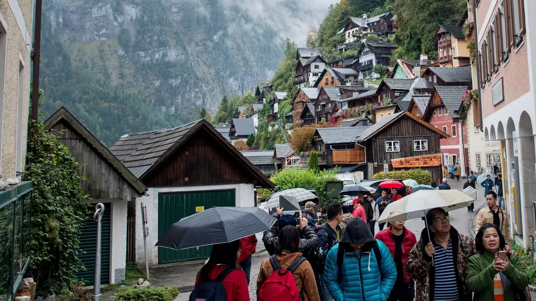Klein, charmant und überfüllt: Hallstatt ist bei vielen Touristen sehr beliebt. (Archivbild) - Bild: Christian Bruna/EPA/dpa