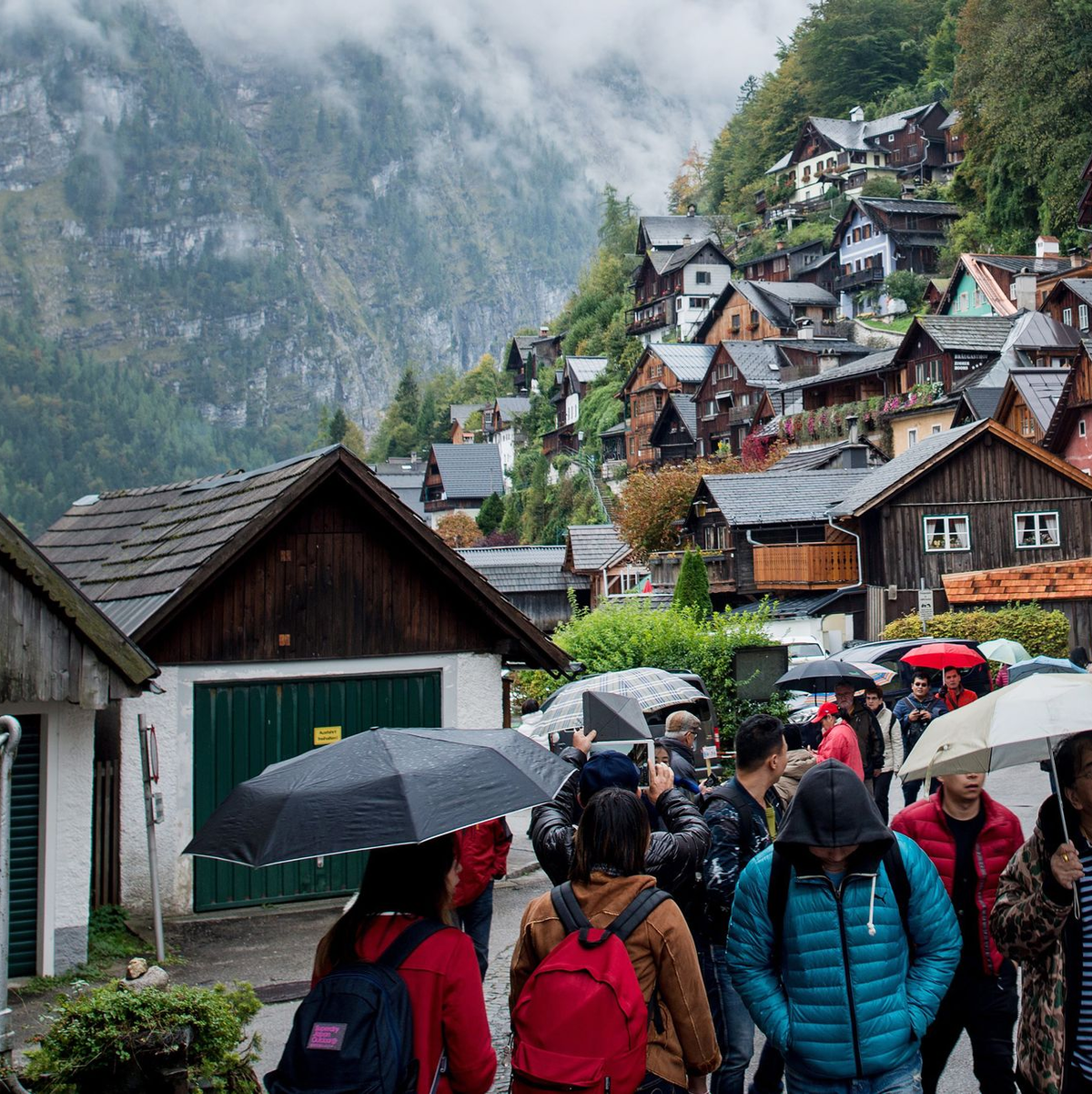 Klein, charmant und überfüllt: Hallstatt ist bei vielen Touristen sehr beliebt. (Archivbild) - Foto: Christian Bruna/EPA/dpa