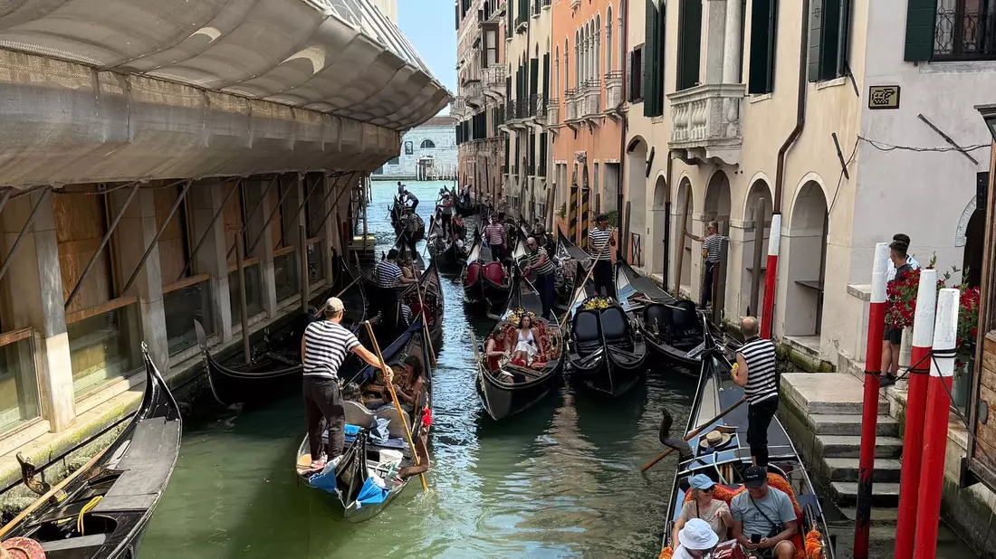 Venedig machte wegen seiner Eintrittsgebühr Schlagzeilen - die Touristen hielt das jedoch nicht ab. (Archivbild) - Bild: Christoph Sator/dpa