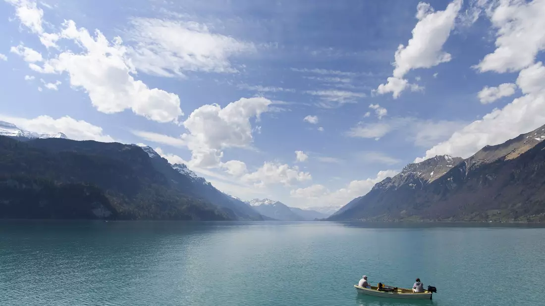 Die Ruhe am Briezersee ist nicht immer gegeben: Iseltwald leider unter Besucheransturm. (Archivbild) - Bild: Anthony Anex/KEYSTONE/dpa