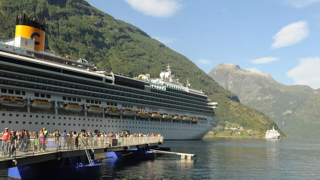 Kreuzfahrtschiffe bringen Tagesausflügler, deren Zahl oft die Einwohnerzahl übersteigt. (Archivbild) - Bild: Sigrid Harms/dpa