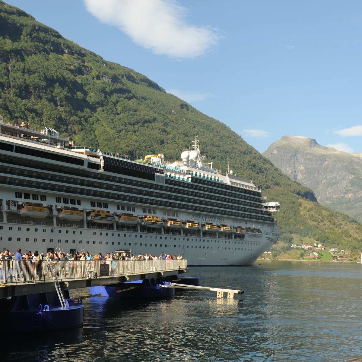 Kreuzfahrtschiffe bringen Tagesausflügler, deren Zahl oft die Einwohnerzahl übersteigt. (Archivbild) - Foto: Sigrid Harms/dpa