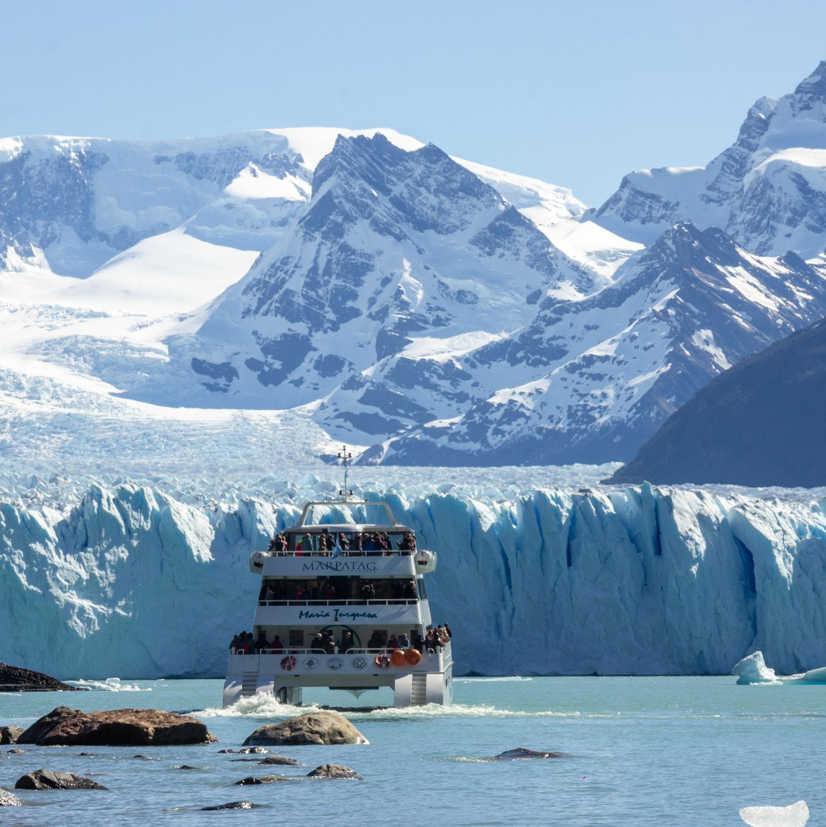 Touristen fahren durch den Lago Argentino an den Gletscher Perito Moreno. - Foto: Fede J. Ciarallo/dpa