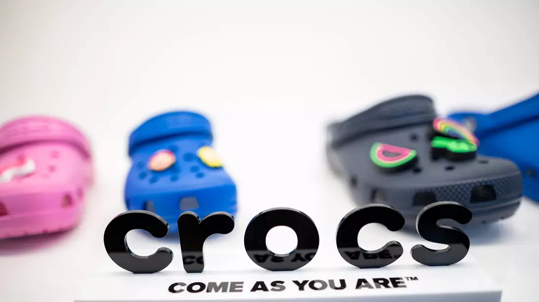 Die Crocs-Macher verschreckten die Anleger mit der Aussicht auf einen Umsatzrückgang. (Archivbild) - Bild: Fabian Strauch/dpa
