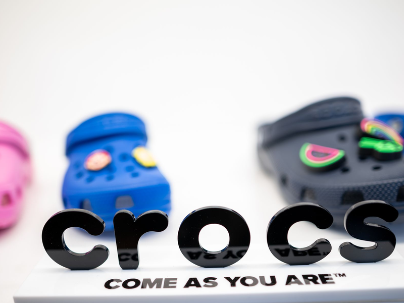 Die Crocs-Macher verschreckten die Anleger mit der Aussicht auf einen Umsatzrückgang. (Archivbild) - Foto: Fabian Strauch/dpa