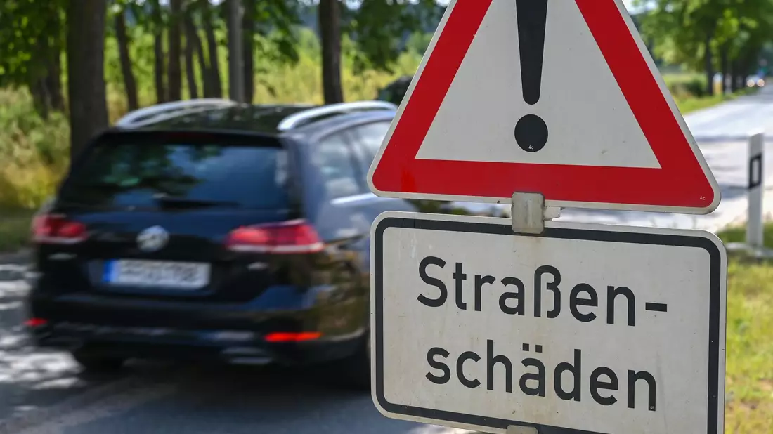 Tausende Kilometer Straßen und Schienen sind reparaturbedürftig. (Archivbild) - Bild: Patrick Pleul/dpa-Zentralbild/ZB