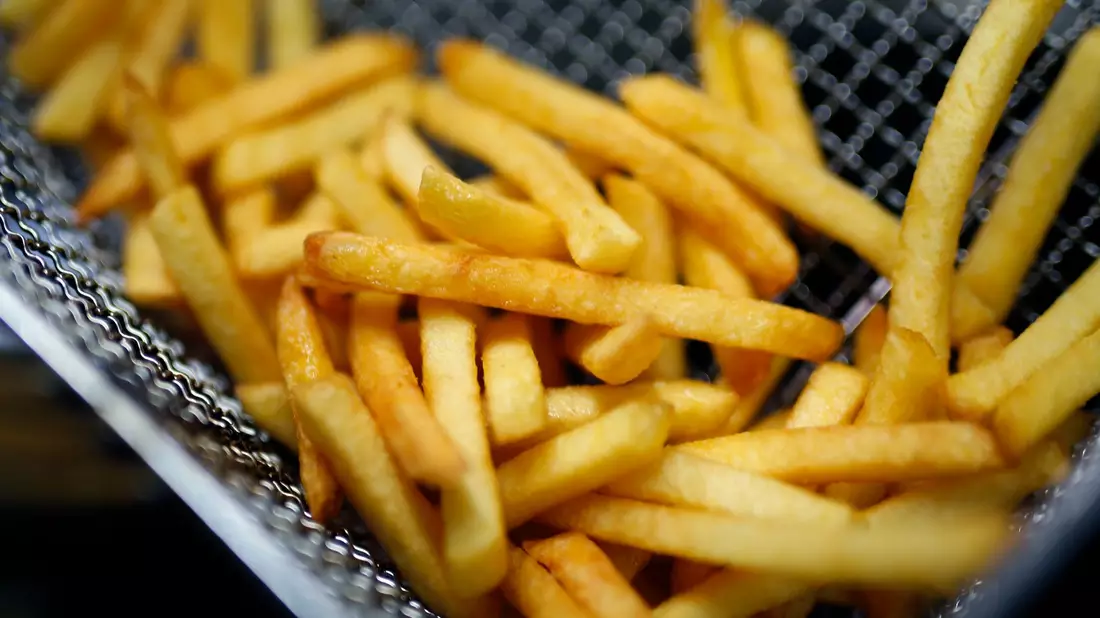 Fritten-Fans mögen es schon geahnt haben. Häufig Pommes auf dem Teller zu haben, ist der Gesundheit nicht sonderlich zuträglich.  - Bild: Ina Fassbender/dpa/dpa-tmn