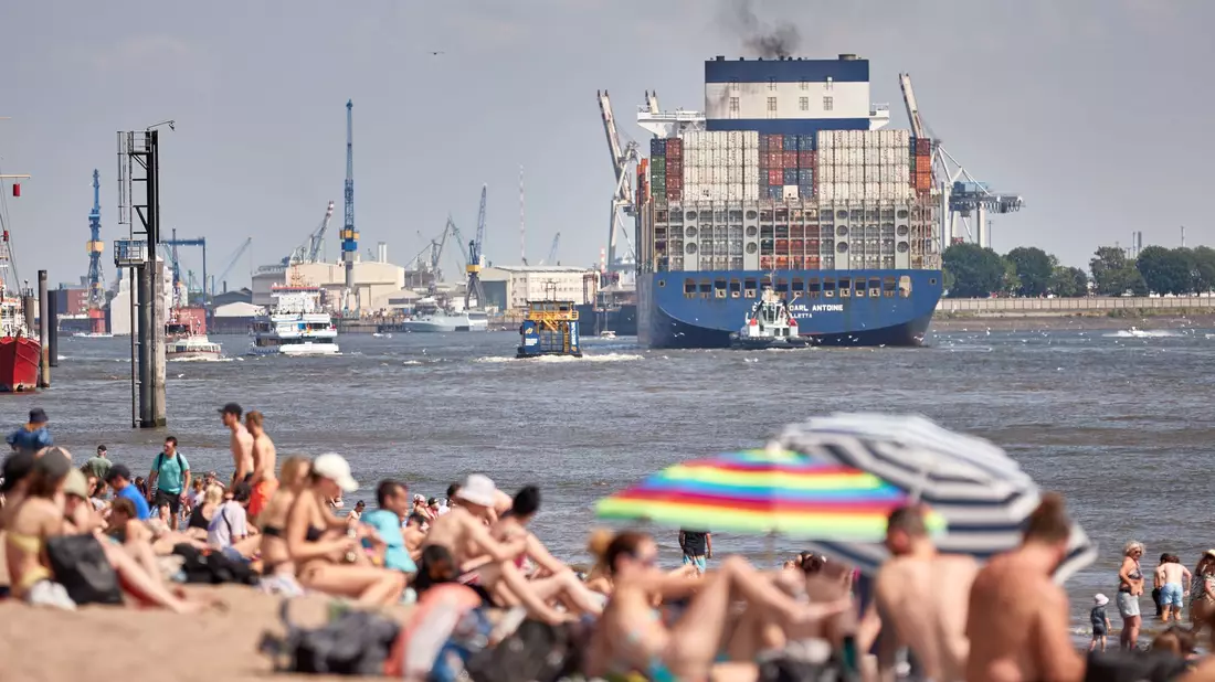 Trotz vieler Strände in Hamburg gibt es an der Elbe keine Badestelle - die CDU will das ändern (Archivbild). - Bild: Georg Wendt/dpa