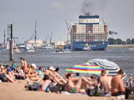 Trotz vieler Strände in Hamburg gibt es an der Elbe keine Badestelle - die CDU will das ändern (Archivbild). - Foto: Georg Wendt/dpa