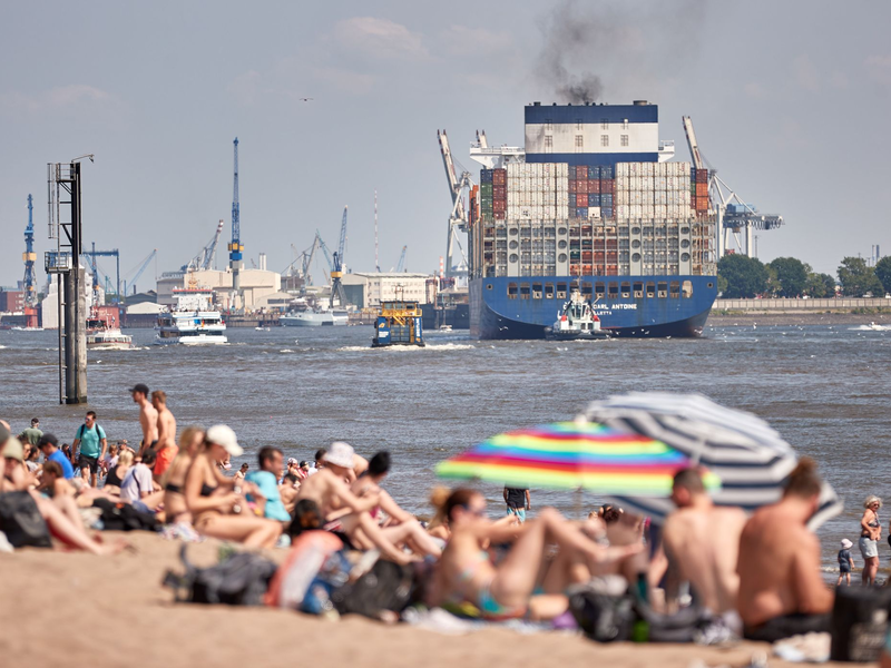 Trotz vieler Strände in Hamburg gibt es an der Elbe keine Badestelle - die CDU will das ändern (Archivbild). - Foto: Georg Wendt/dpa