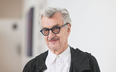 Wim Wenders schaut am Morgen erst einmal aus dem Fenster. (Archivfoto) - Foto: Oliver Berg/dpa