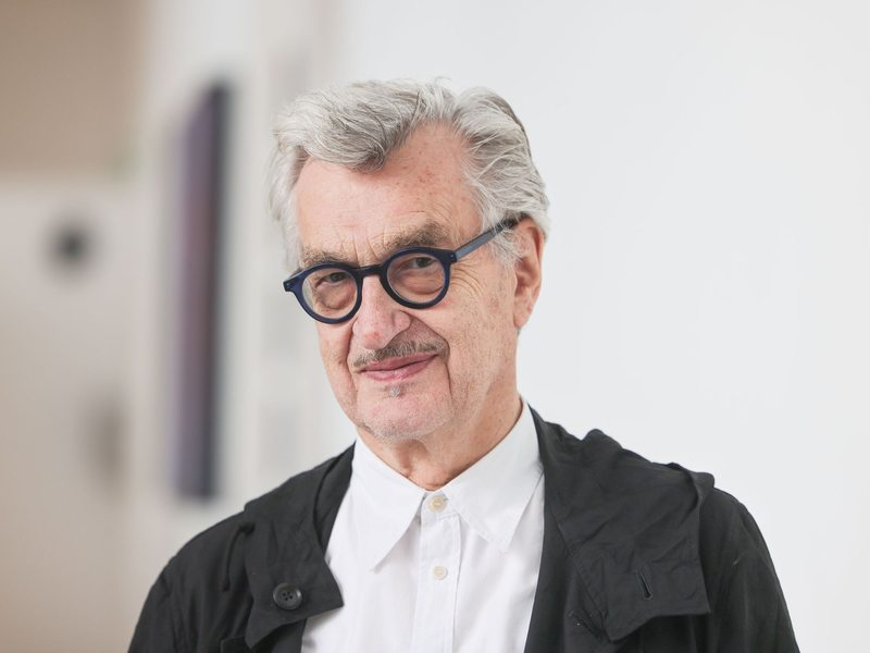 Wim Wenders schaut am Morgen erst einmal aus dem Fenster. (Archivfoto) - Foto: Oliver Berg/dpa