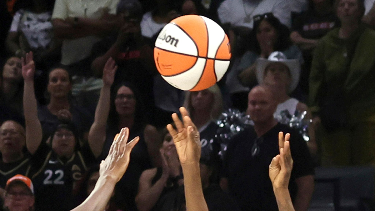 Spiele der WNBA wurden zuletzt mehrfach gestört - durch aufs Spielfeld geworfenes Sexspielzeug. - Foto: Steve Marcus/Las Vegas Sun/AP/dpa