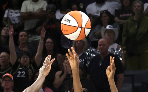 Spiele der WNBA wurden zuletzt mehrfach gestört - durch aufs Spielfeld geworfenes Sexspielzeug. - Foto: Steve Marcus/Las Vegas Sun/AP/dpa