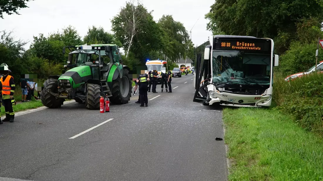 FFW Schwalmtal: Verkehrsunfall mit mehreren Verletzten - Rettungsmaßnahmen durch unbefugte Personen erheblich behindert - Bild: presseportal.de