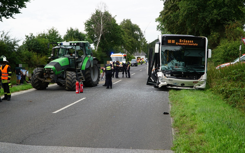 FFW Schwalmtal: Verkehrsunfall mit mehreren Verletzten - Rettungsmaßnahmen durch unbefugte Personen erheblich behindert - Foto: presseportal.de