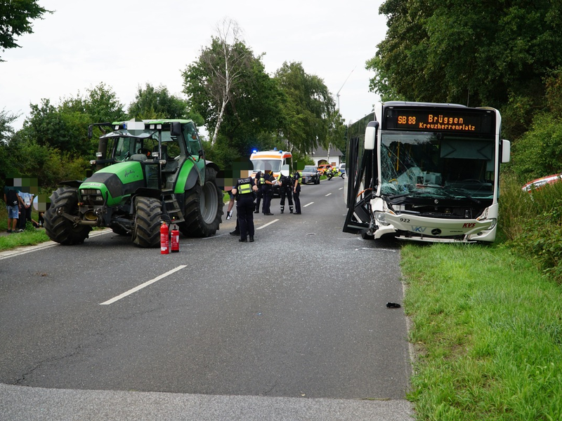 FFW Schwalmtal: Verkehrsunfall mit mehreren Verletzten - Rettungsmaßnahmen durch unbefugte Personen erheblich behindert - Foto: presseportal.de