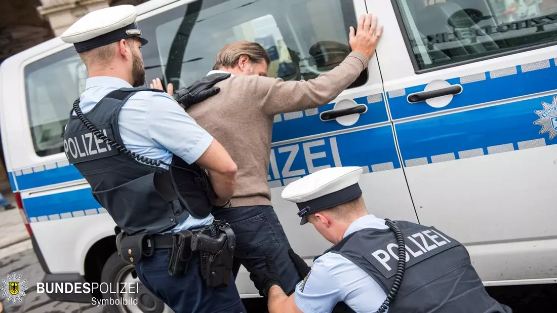 Bundespolizeidirektion München: Ein Lächeln reichte 36-Jähriger fühlte sich provoziert - Bild: presseportal.de