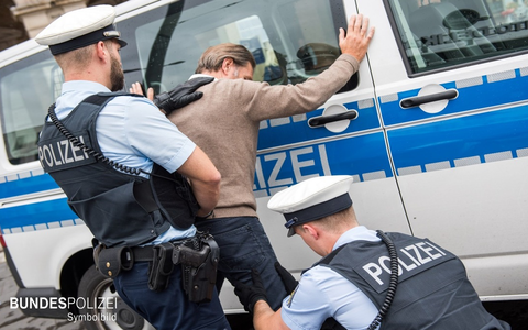 Bundespolizeidirektion München: Ein Lächeln reichte 36-Jähriger fühlte sich provoziert - Foto: presseportal.de Bundespolizeidirektion München: Ein Lächeln reichte 36-Jähriger fühlte sich provoziert - Foto: presseportal.de