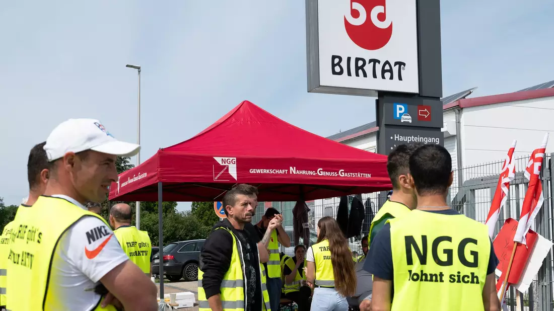 Beim Dönerspießhersteller Birtat gibt es einen Tarifabschluss. (Archivbild) - Bild: Markus Lenhardt/dpa